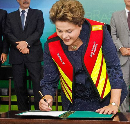 Imagem de Dilma sanciona Lei que garante periculosidade para mototaxista e motofretista  
